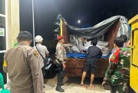 Personel Polisi dan TNI saat mengawal proses pemindahan kotak suara dari Kecamatan ke gudang Logistik KPU Sibolga, Sabtu (30/11) malam. Foto: Dok Humas Polres Sibolga