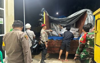 Personel Polres Sibolga saat mengawal ketat pemindahan kotak suara