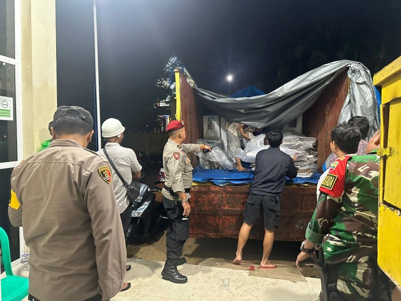 Personel Polisi dan TNI saat mengawal proses pemindahan kotak suara dari Kecamatan ke gudang Logistik KPU Sibolga, Sabtu (30/11) malam. Foto: Dok Humas Polres Sibolga