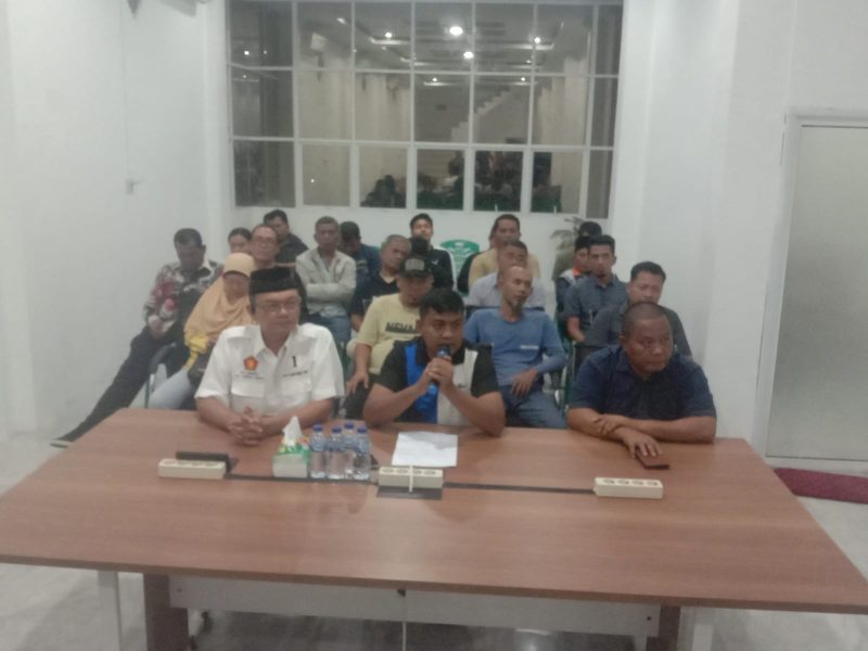Calon Bupati Tapteng nomor urt 1, Khairul Kiyedi Pasaribu dan tim pemenangannya saat konfrensi pers, Sabtu (30/11) malam. Foto: Istimewa