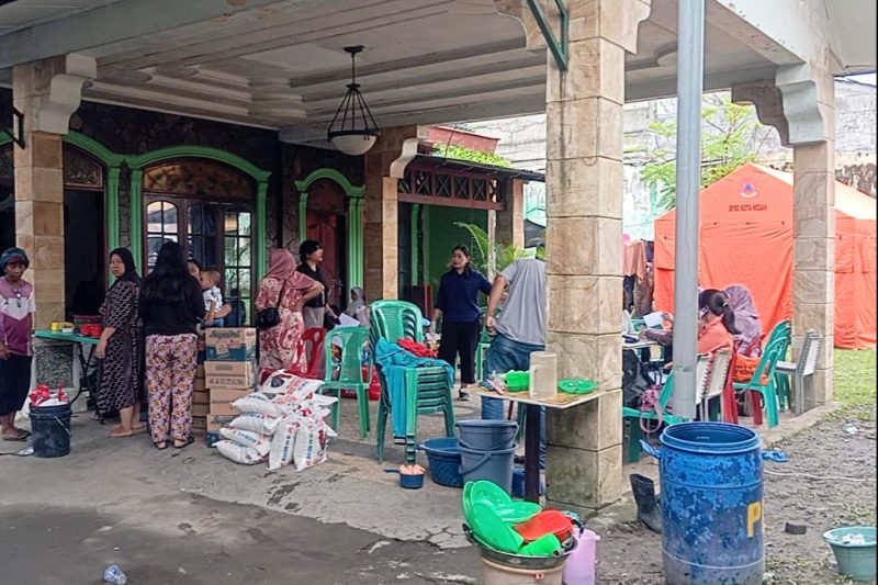 Puluhan warga terdampak kebakaran di Jalan Kemiri terpaksa mengungsi di rumah Kepling dan tenda darurat. Foto: topikseru.com/Amar Fuad Marpaung 
