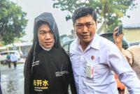 Arsip foto - Penyidik kepolisian membawa penyandang disabilitas yang menjadi tersangka kasus dugaan pelecehan seksual berinisial IWAS (kiri) untuk dilakukan pemeriksaan tambahan di Markas Polda NTB. Foto: Antara