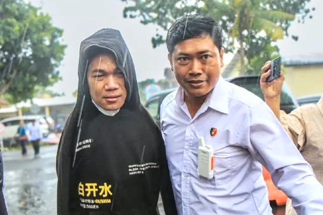 Arsip foto - Penyidik kepolisian membawa penyandang disabilitas yang menjadi tersangka kasus dugaan pelecehan seksual berinisial IWAS (kiri) untuk dilakukan pemeriksaan tambahan di Markas Polda NTB. Foto: Antara