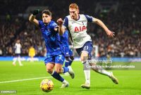 Pemain Tottenham Dejan Kulusevski sedang berduel dengan pemain Chelsea dalam pertandingan yang berakhir dengan skor 3-4 di Hotspur Stadium. Foto: Getty Images