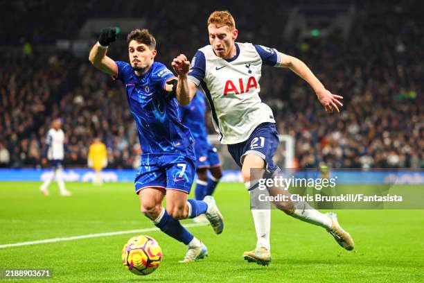 Pemain Tottenham Dejan Kulusevski sedang berduel dengan pemain Chelsea dalam pertandingan yang berakhir dengan skor 3-4 di Hotspur Stadium. Foto: Getty Images