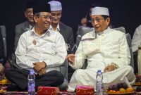 Menteri Agama Nasaruddin Umar (kanan) dan Menteri Koordinator Bidang Politik, Hukum, dan Keamanan periode 2019-2024 Mahfud MD (kiri) berbincang saat menghadiri Haul ke-15 Gus Dur di Ciganjur, Jakarta Selatan, Sabtu (21/12/2024). Foto: Antara 