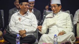 Menteri Agama Nasaruddin Umar (kanan) dan Menteri Koordinator Bidang Politik, Hukum, dan Keamanan periode 2019-2024 Mahfud MD (kiri) berbincang saat menghadiri Haul ke-15 Gus Dur di Ciganjur, Jakarta Selatan, Sabtu (21/12/2024). Foto: Antara 
