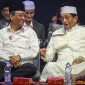 Menteri Agama Nasaruddin Umar (kanan) dan Menteri Koordinator Bidang Politik, Hukum, dan Keamanan periode 2019-2024 Mahfud MD (kiri) berbincang saat menghadiri Haul ke-15 Gus Dur di Ciganjur, Jakarta Selatan, Sabtu (21/12/2024). Foto: Antara 
