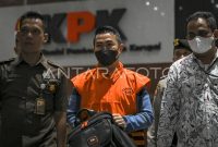 Petugas menggiring Penjabat (Pj) Wali Kota Pekanbaru Risnandar Mahiwa (tengah) usai penetapan dan penahanan tersangka operasi tangkap tangan (OTT) KPK di Gedung Merah Putih, KPK, Jakarta, Rabu (4/12/2024). Foto: ANTARA FOTO/Muhammad Ramdan