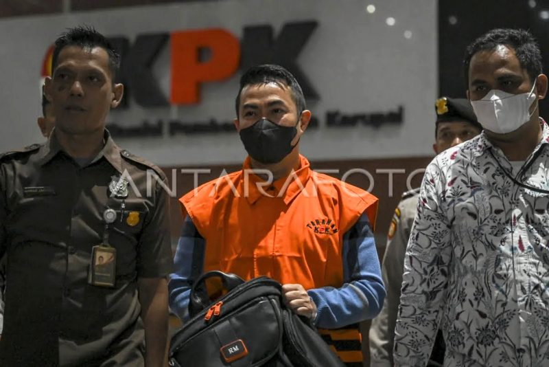 Petugas menggiring Penjabat (Pj) Wali Kota Pekanbaru Risnandar Mahiwa (tengah) usai penetapan dan penahanan tersangka operasi tangkap tangan (OTT) KPK di Gedung Merah Putih, KPK, Jakarta, Rabu (4/12/2024). Foto: ANTARA FOTO/Muhammad Ramdan