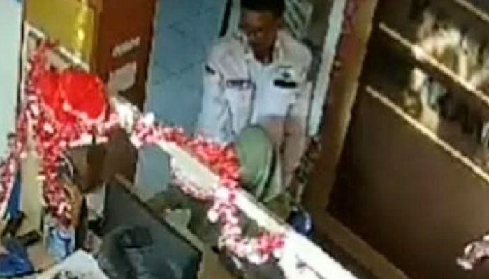 Viral! Perilaku Oknum Lurah Cabul di Padang Terekam CCTV