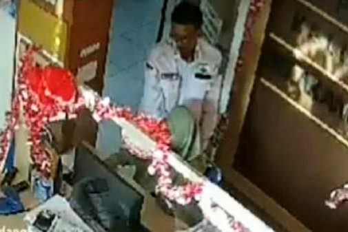 Tangkapan layar oknum lurah di Kota Padang Terekam CCTV berbuat cabul