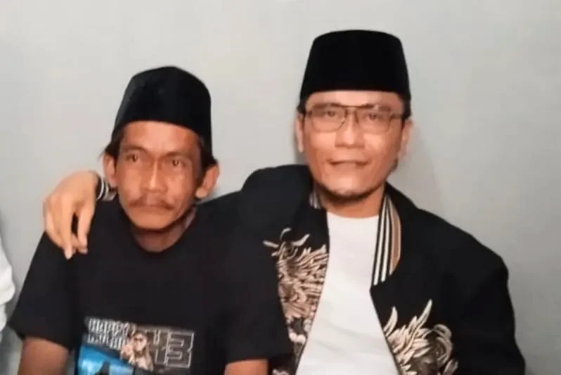 Pendakwah Gus Miftah merangkul penjual es teh Sunhaji. Foto: tangkapan layar