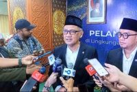 Kepala BP Haji, Mochammad Irfan Yusuf (tengah), didampingi Wakil Kepala BP Haji, Dahnil Anzar Simanjuntak (kanan). Foto: RRI