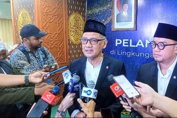 Kepala BP Haji, Mochammad Irfan Yusuf (tengah), didampingi Wakil Kepala BP Haji, Dahnil Anzar Simanjuntak (kanan). Foto: RRI