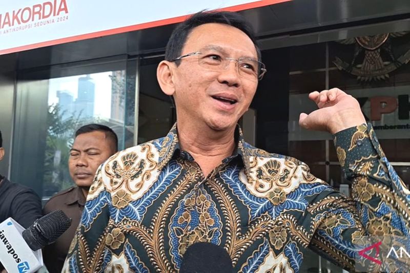 Mantan Komisaris Utama PT Pertamina (Persero) Basuki Tjahaja Purnama alias Ahok hadir memenuhi panggilan pemeriksaan penyidik di Gedung Merah Putih KPK, Jakarta, Kamis (9/1/2025). Foto: Antara/Fianda Sjofjan Rassat