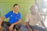 Budhishoki Zebua (kiri)  mendatangi rumah Heber Sipahutar (kanan) sebagai bukti lahan yang diserobot PT CPA telah diganti rugi dan sah miliknya. Kamis (16/1). Topikseru.com/ Jasman Julius