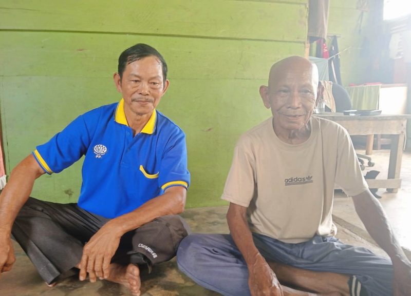 Budhishoki Zebua (kiri)  mendatangi rumah Heber Sipahutar (kanan) sebagai bukti lahan yang diserobot PT CPA telah diganti rugi dan sah miliknya. Kamis (16/1). Topikseru.com/ Jasman Julius
