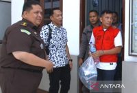 Terpidana Juara Tamba (kanan) ketika proses penyerahan ke Kejari Padang Lawas, di Kantor Kejati Sumut, (23/1/2025). Foto: Antara/Aris Rinaldi Nasution