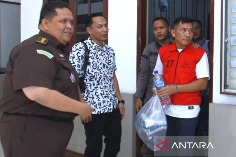 Terpidana Juara Tamba (kanan) ketika proses penyerahan ke Kejari Padang Lawas, di Kantor Kejati Sumut, (23/1/2025). Foto: Antara/Aris Rinaldi Nasution