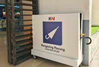 PT KAI Sumut tingkatkan pelayanan kepada pelanggan dengan menyediakan alat pengering payung di stasiun. Foto: Humas KAI Divre I Sumut
