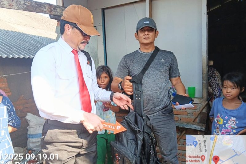Polisi memeriksa tas yang berisi mayat bayi perempuan yang ditemukan nelayan di Belawan. Foto: Dok.Polres Pelabuan Belawan