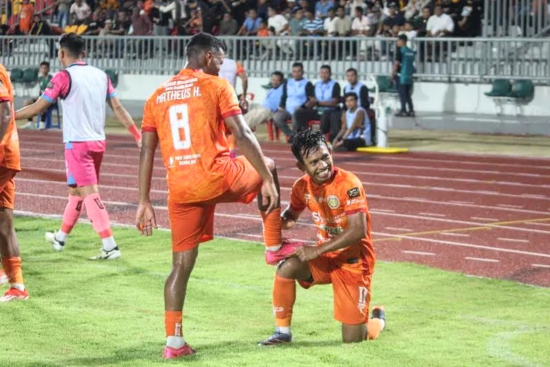 Selebrasi pemain Persiraja Banda Aceh usai mencetak gol ke gawang Dejan FC pada laga pekan ke-15 Grup I Liga 2 Indonesia, Minggu (5/1). Foto: Antara/HO