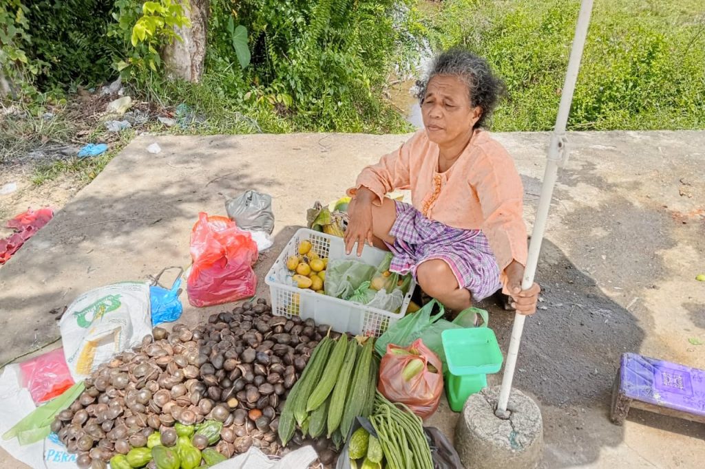 Pasar Pandan 20 Tahun Terbengkalai, Pedagang Tetap Berjualan Meski Sepi Pembeli
