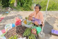 Boru Aritonang (61), seorang pedagang di Pasar Pandan Tapteng yang tetap menjajakan jualan meski kondisi sepi, Sabtu (4/1). Foto: Topikseru.com/ Jasman Julius