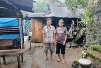 Darmin Simanjuntak (58) dan istri, Metia Lase (56) menunjukkan kondisi rumah tinggal mereka yang memprihatinkan, Senin (6/1). Foto: Topikseru.com/ Jasman Julius