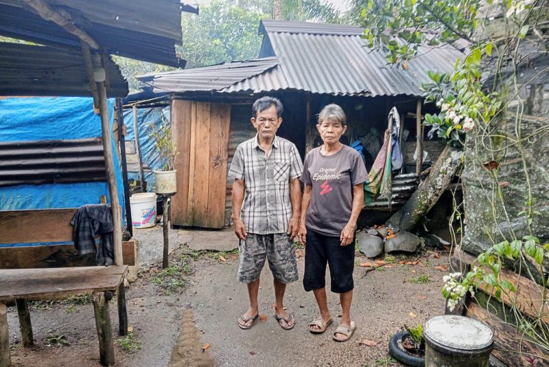 Darmin Simanjuntak (58) dan istri, Metia Lase (56) menunjukkan kondisi rumah tinggal mereka yang memprihatinkan, Senin (6/1). Foto: Topikseru.com/ Jasman Julius