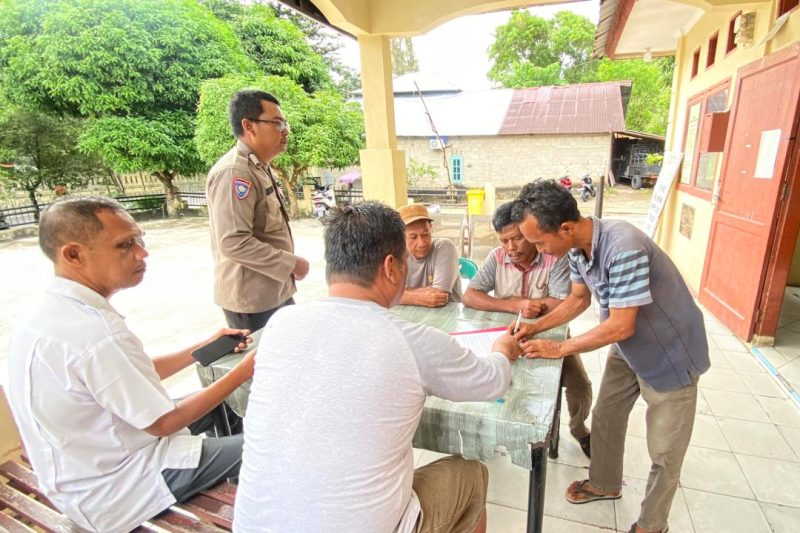 Pelaku dan korban saat menandatangani surat perjanjian perdamaian di Polsek Sibolga Selatan, Rabu (8/1). Humas Polres Sibolga