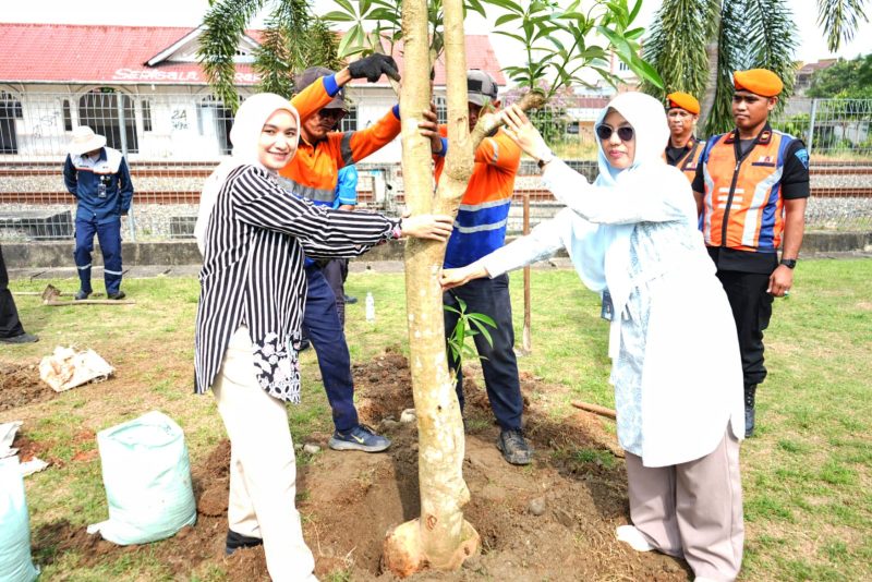 PT KAI Divre I Sumut menggelar kegiatan penanaman pohon di sejumlah stasiun dalam rangka memperingati Gerakan Satu Juta Pohon. Foto: Dok. Humas PT KAI Sumut