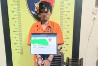 PC (35), terduga pelaku pencurian besi selokan sekolah saat berada di Polsek Sibolga Selatan, Jumat (10/1). Foto: Humas Polres Sibolga.