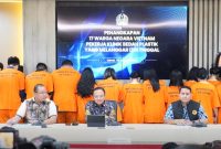 Sebanyak 17 WNA di amankan Direktorat jenderal Imigrasi, di Bilangan Pluit Jakarta Utara, Kamis (9/1). Foto: Tangkapan layar