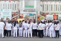 Puluhan Tenaga Honorer Dinas Kesehatan Tapteng melakukan aksi Demontrasi, Tuntut Pengangkatan P3K, Senin (13/1).Topikseru.com/ Jasman Julius