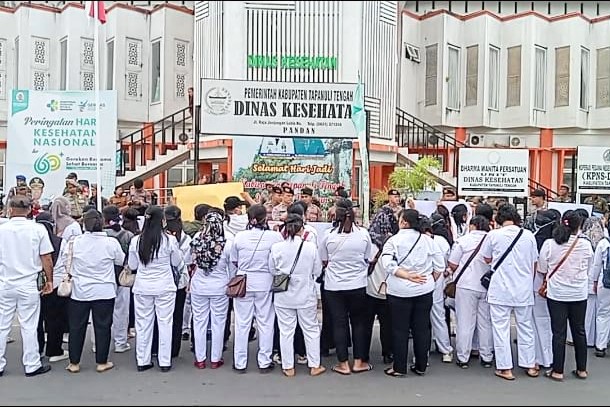 Puluhan Tenaga Honorer Dinas Kesehatan Tapteng melakukan aksi Demontrasi, Tuntut Pengangkatan P3K, Senin (13/1).Topikseru.com/ Jasman Julius