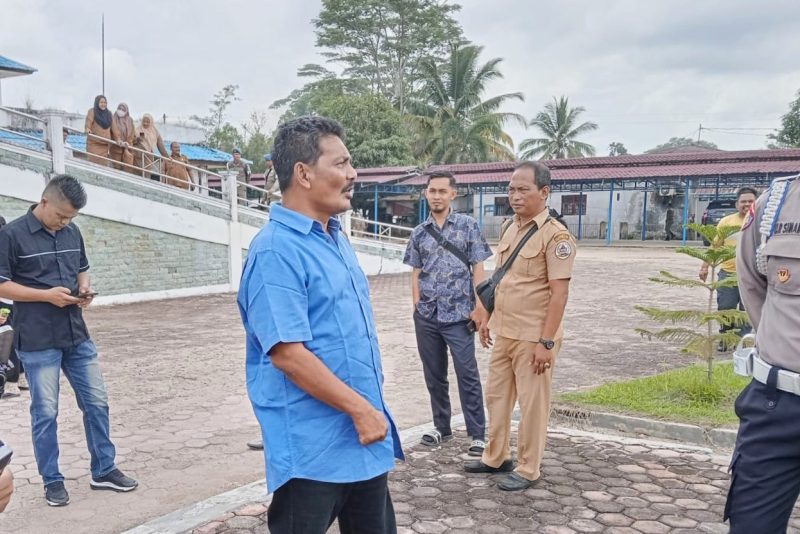 Ketua DPRD Tapteng, Ahmad Rifai Sibarani (Tengah) saat di halaman Kantor DPRD, Senin (13/1). Topikseru.com/ Jasman Julius
