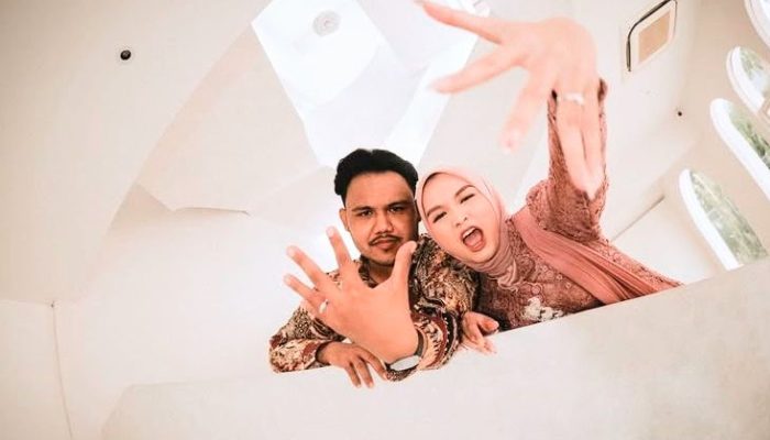 Salma Salsabil dan Dimansyah Tunangan:Tuai Pro dan Kontra Netizen