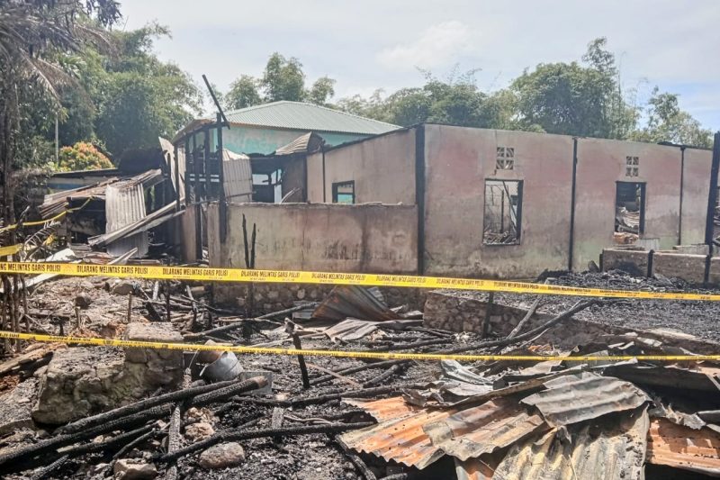 Puing-puing kebakaran dua unit rumah termasuk rumah Ketua KPU Tapteng Wahid Pasaribu. Foto: Topikseru.com/ Jasman Julius