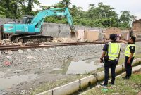 PT KAI Sumut menertibkan 130 bangunan liar di lahan yang akan dibangun stasiun baru di Helvetia. Foto: Humas PT KAI Divre I Sumut