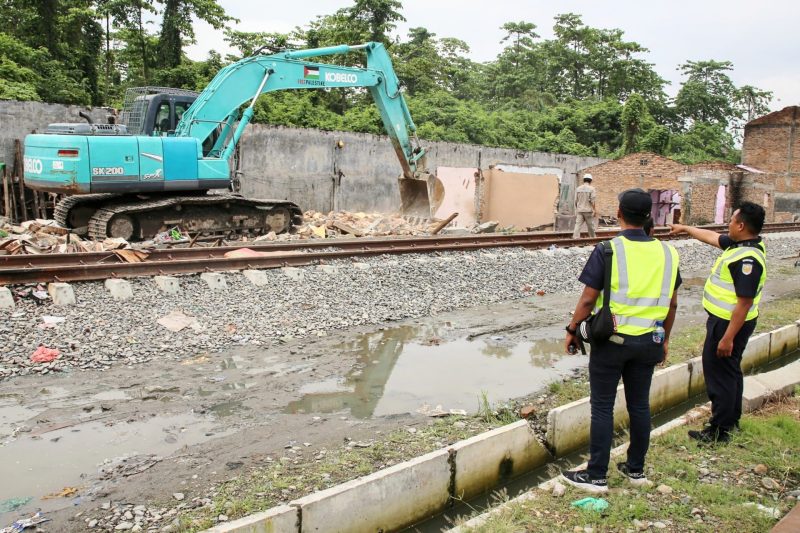PT KAI Sumut menertibkan 130 bangunan liar di lahan yang akan dibangun stasiun baru di Helvetia. Foto: Humas PT KAI Divre I Sumut