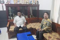 Kepala Sekolah SMK Negeri 1 Lumut, Sumarno (kiri) dan Wakil Kepsek, Delmeria Mendrofa ( kanan) saat ditemui di ruang kerjanya, Jumat (17/1). Foto: Topikseru.com/ Jasman Julius