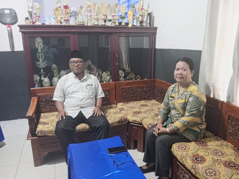 Kepala Sekolah SMK Negeri 1 Lumut, Sumarno (kiri) dan Wakil Kepsek, Delmeria Mendrofa ( kanan) saat ditemui di ruang kerjanya, Jumat (17/1). Foto: Topikseru.com/ Jasman Julius