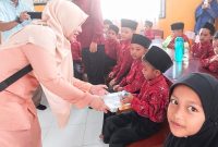 Pihak Imigrasi Sibolga, saat membagikan Makanan Bergizi Gratis kepada anak-anak SD Muhammadiyah Plus Tapteng, Kamis (16/1). Foto: Istimewa
