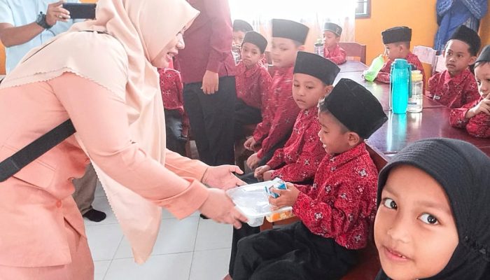 Imigrasi Sibolga Dukung Program Pemerintah, Bagikan Makanan Bergizi Gratis