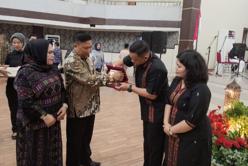AKBP Basa Emden Banjarnahor saat menerima Plakat penghargaan tanda perpisahan dari Sekretaris Daerah Tapteng, Hotmansah Harahap, Jumat (17/1). Foto: Topikseru.com/ Jasman Julius.