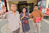 Pasangan suami istri Togar Sitohang (75) dan Nurhaida Sitorus (70), saat mendatangi Polda Sumut mencari keadilan atas kasus penyerobotan lahan merek, Rabu (22/1). Foto: topikseru.com/Zei