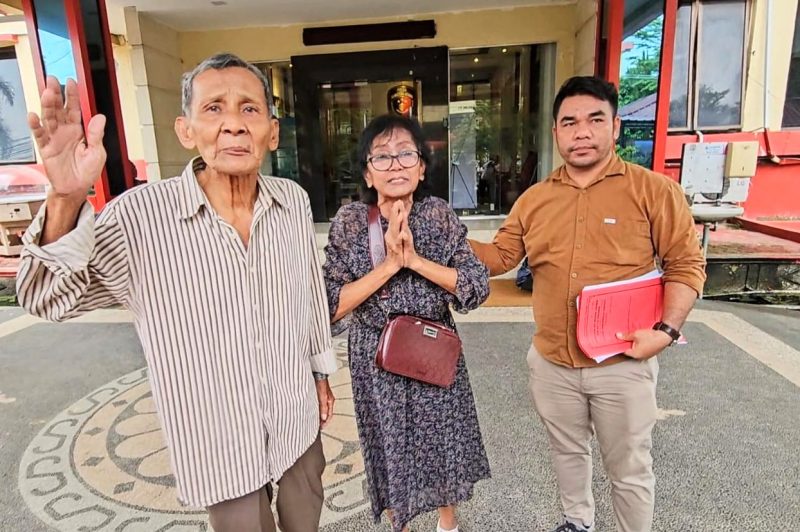Pasangan suami istri Togar Sitohang (75) dan Nurhaida Sitorus (70), saat mendatangi Polda Sumut mencari keadilan atas kasus penyerobotan lahan merek, Rabu (22/1). Foto: topikseru.com/Zei