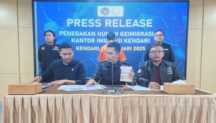 Imigrasi Kendari Deportasi WNA Asal China